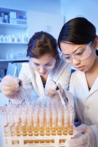 Two female scientists working int the lab.